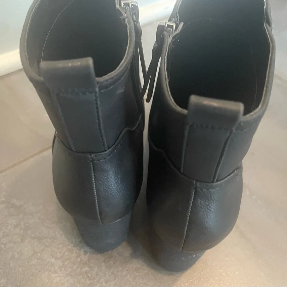 SOUL Naturalizer Black Ankle Booties with Classic Design